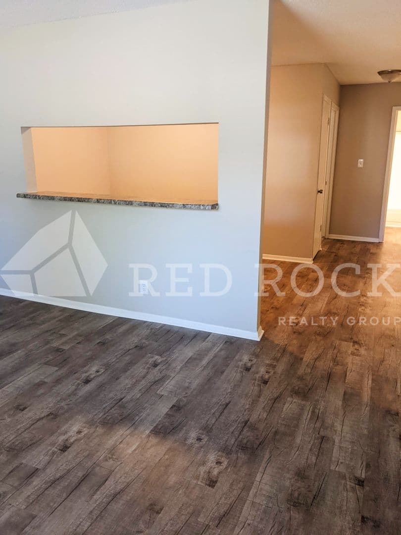Columbus Apartment: 300 Holly Hills Rd