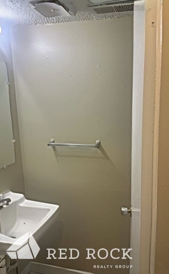 Selma Apartment: 3100 Lincoln Drive