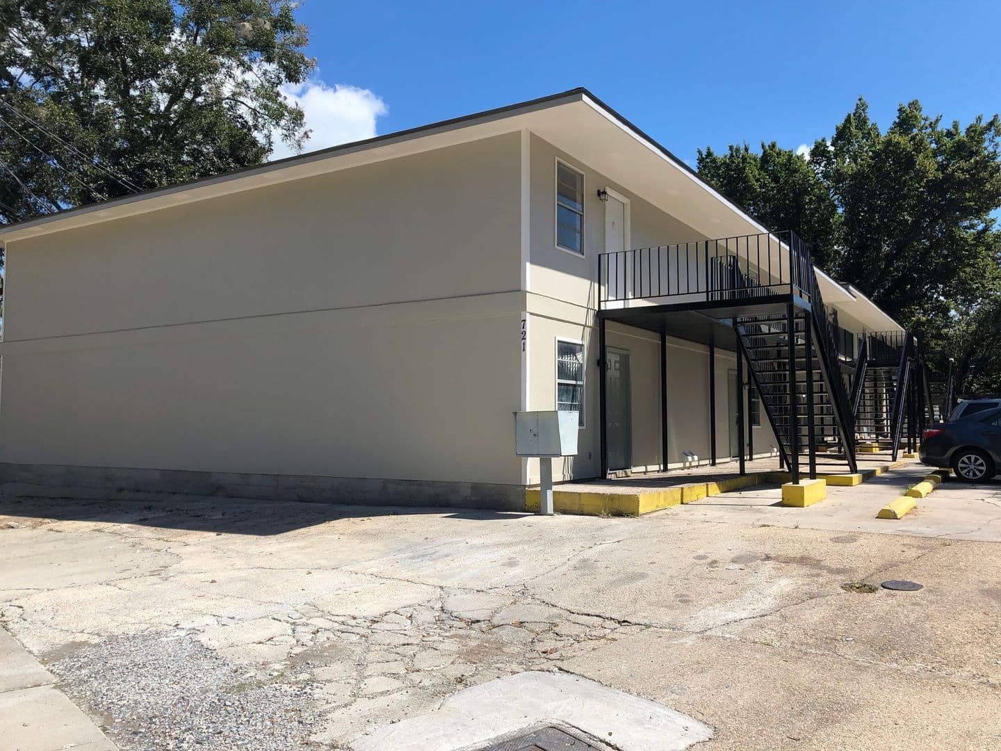 Abbeville Apartment: 721 N State St