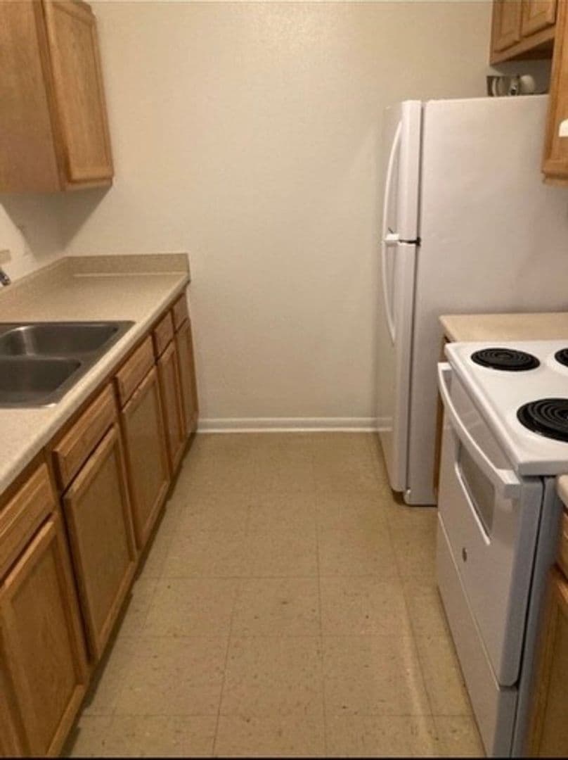 Abbeville Apartment: 1021 W Port ST