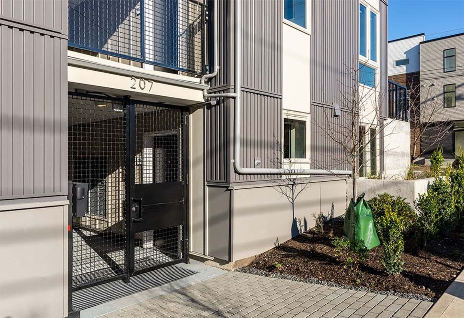 Seattle Apartment: 207 18th Ave