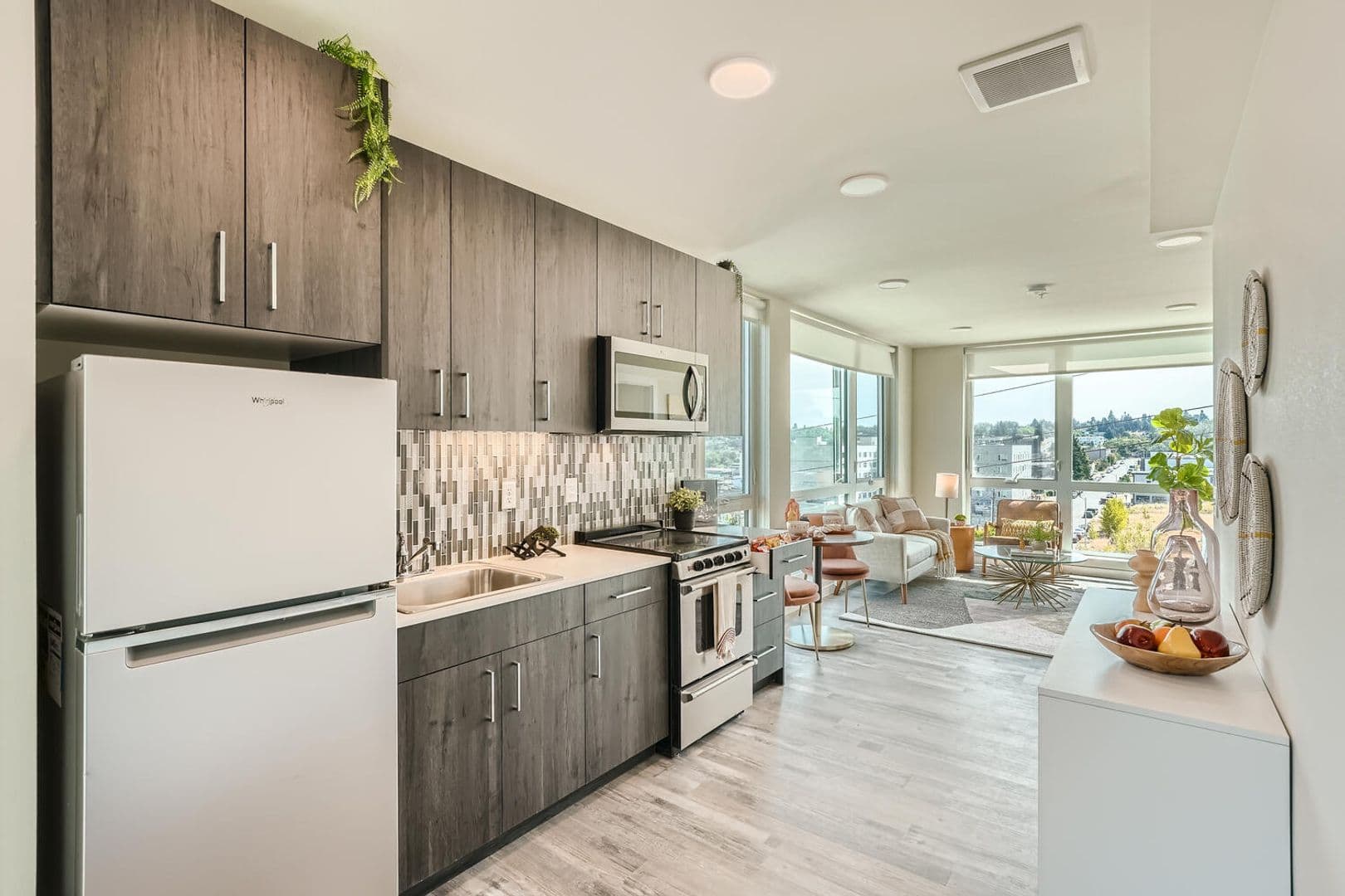 Tacoma Apartment: 1942 Fawcett Ave
