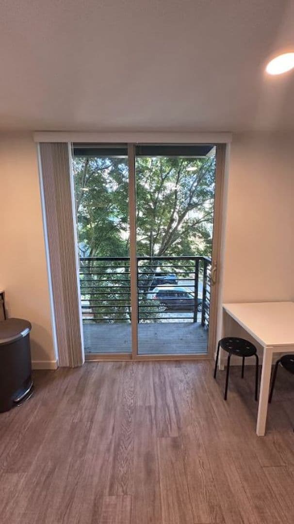 Seattle Apartment: 207 18th Ave