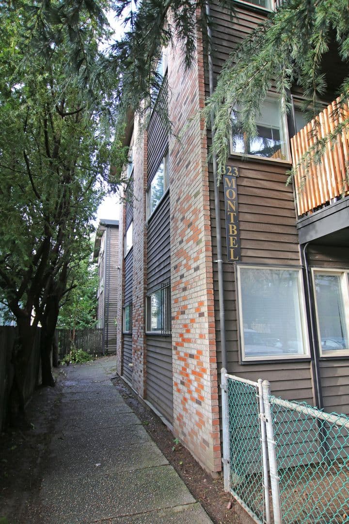 Seattle Apartment: 323 Belmont Ave E