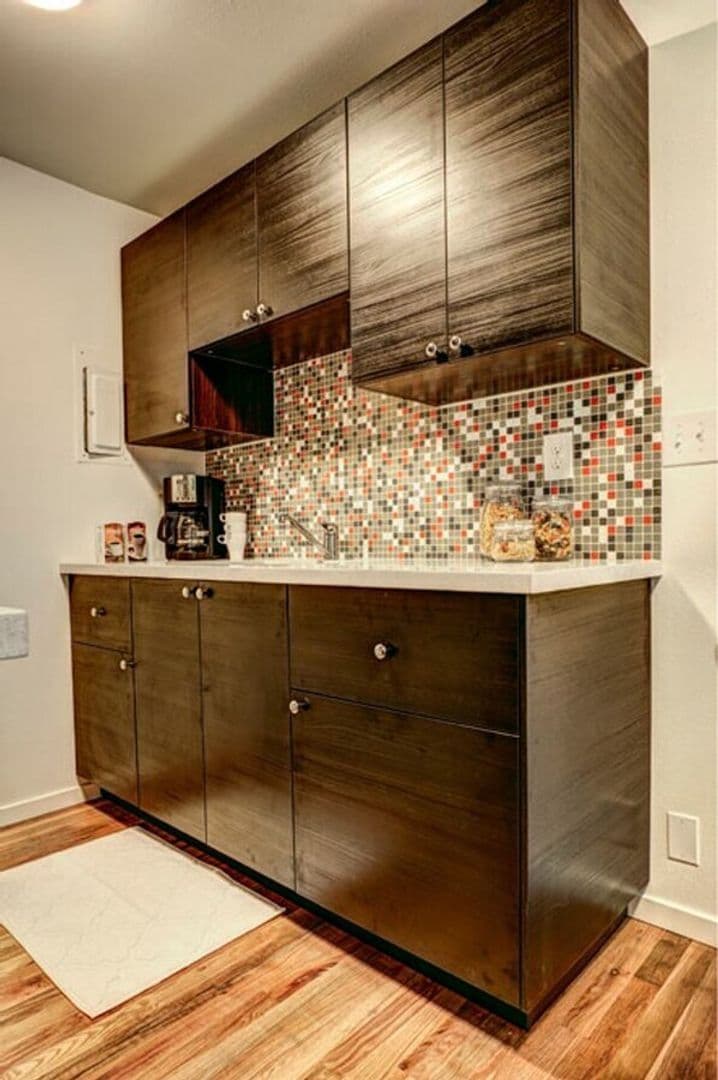 Seattle Apartment: 512 5th Ave W