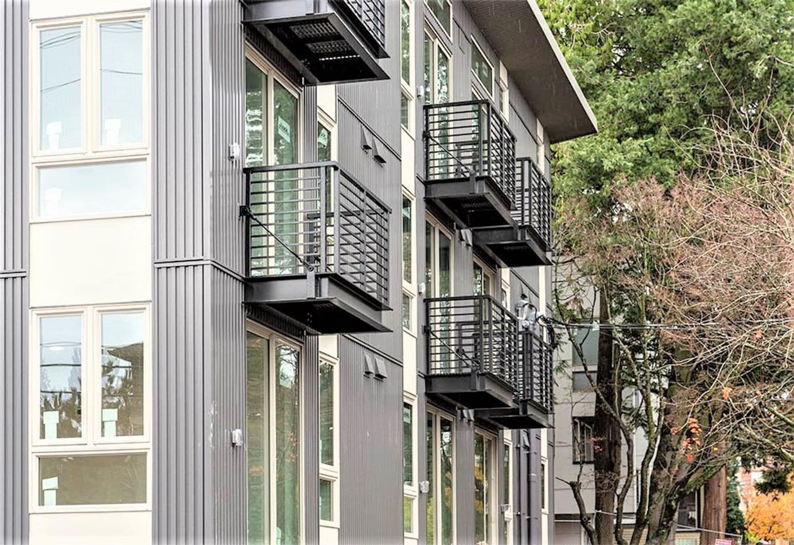 Seattle Apartment: 207 18th Ave