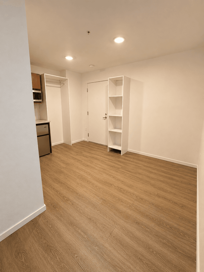 Kirkland Apartment: 450 Central Way
