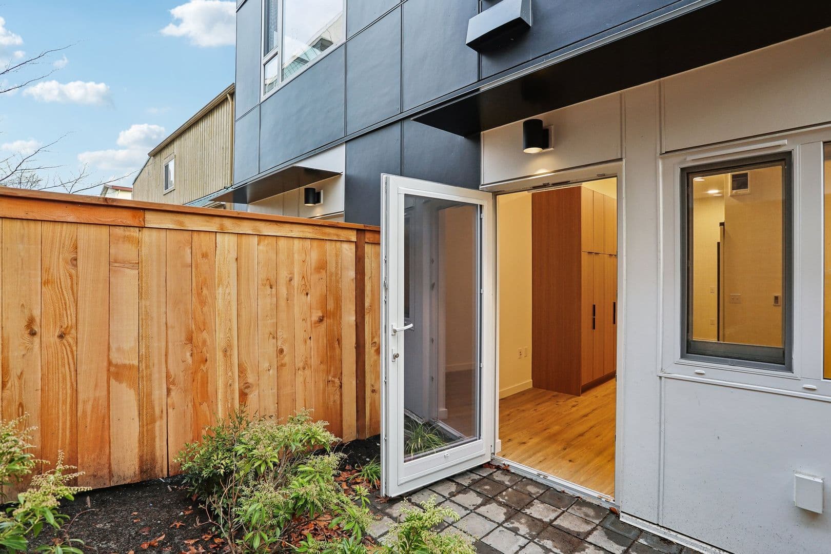 Seattle Apartment: 1140 NW Market St