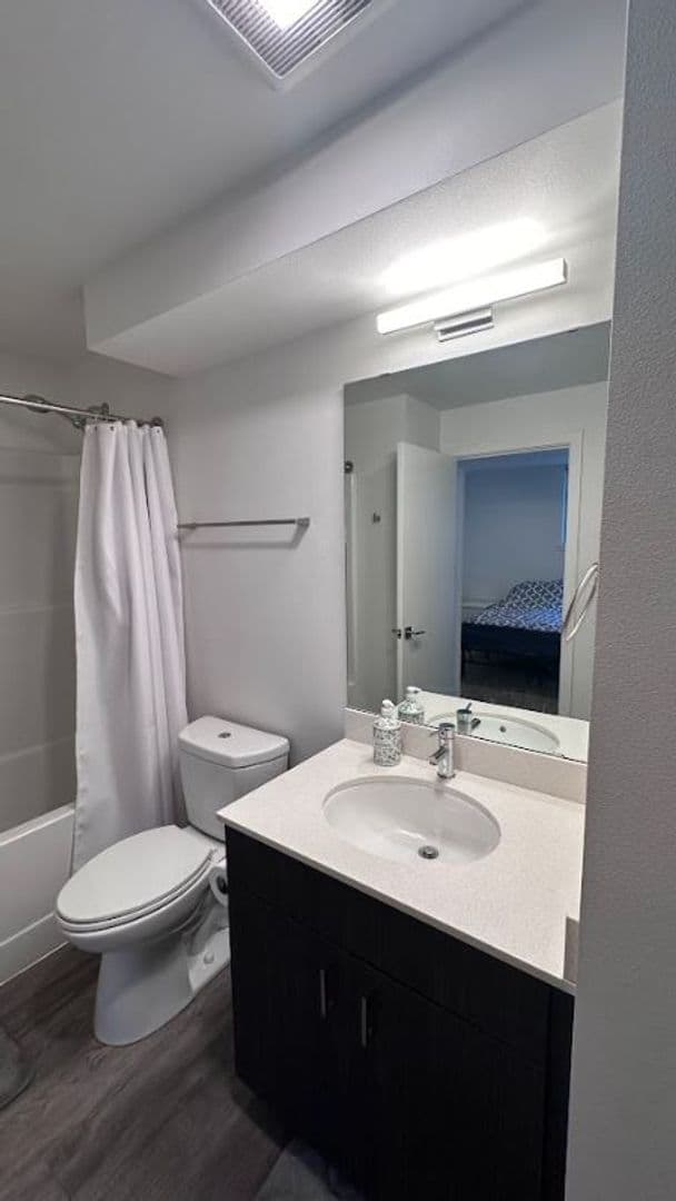 Seattle Apartment: 207 18th Ave
