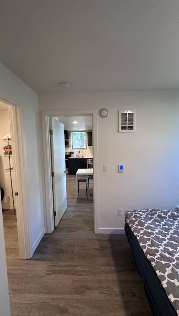 Seattle Apartment: 207 18th Ave