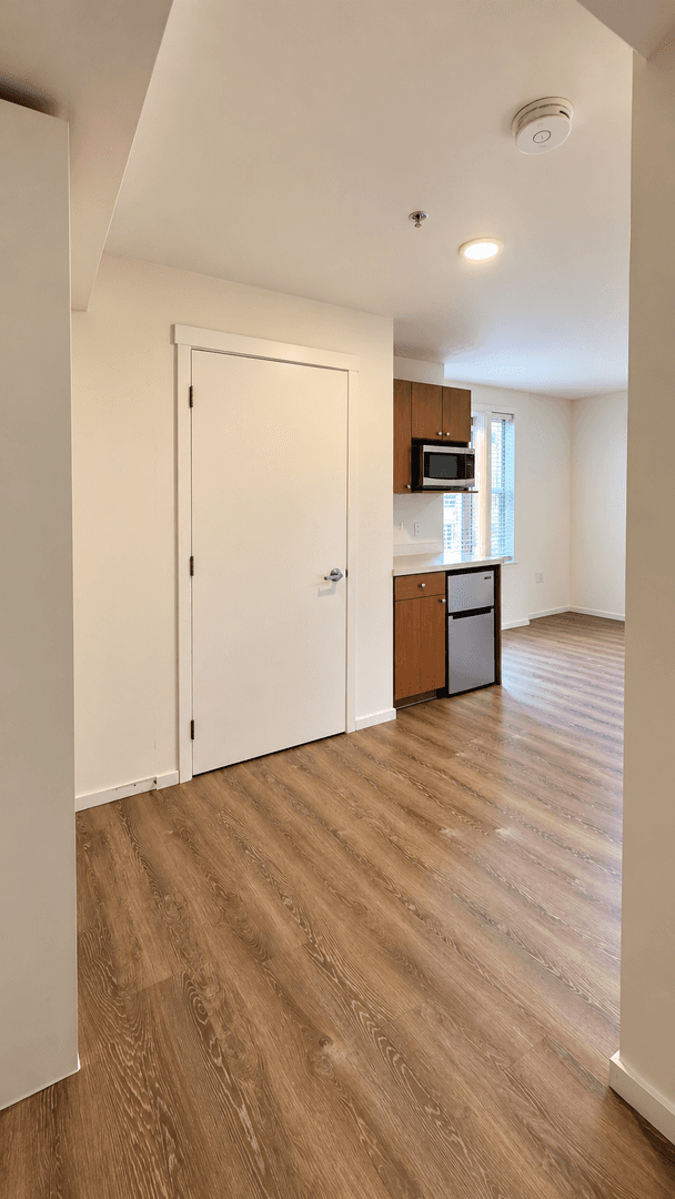 Kirkland Apartment: 450 Central Way