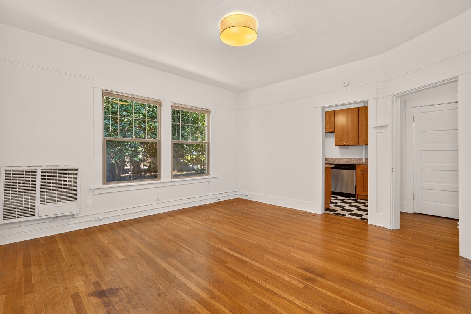 Seattle Apartment: 1052 E Thomas St