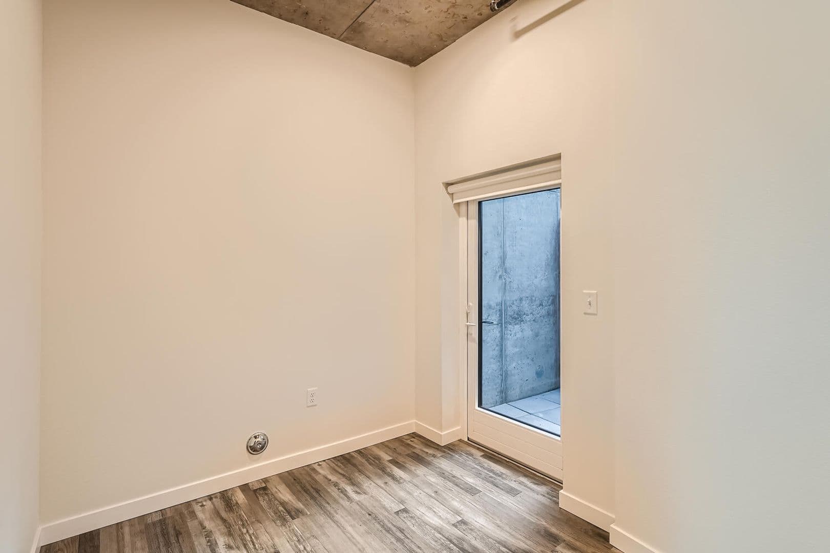 Tacoma Apartment: 1942 Fawcett Ave
