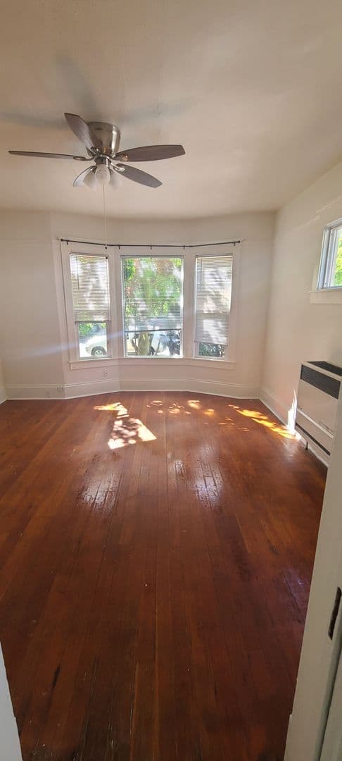Seattle Apartment: 940 24th Ave
