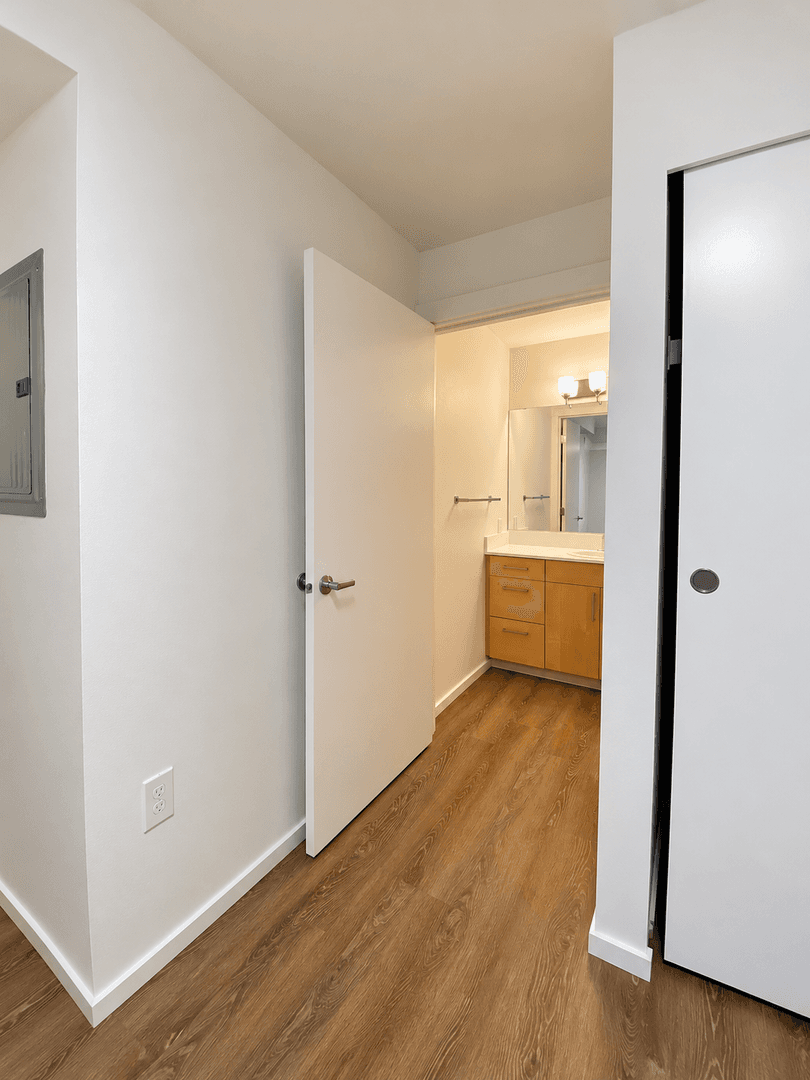 Kirkland Apartment: 450 Central Way