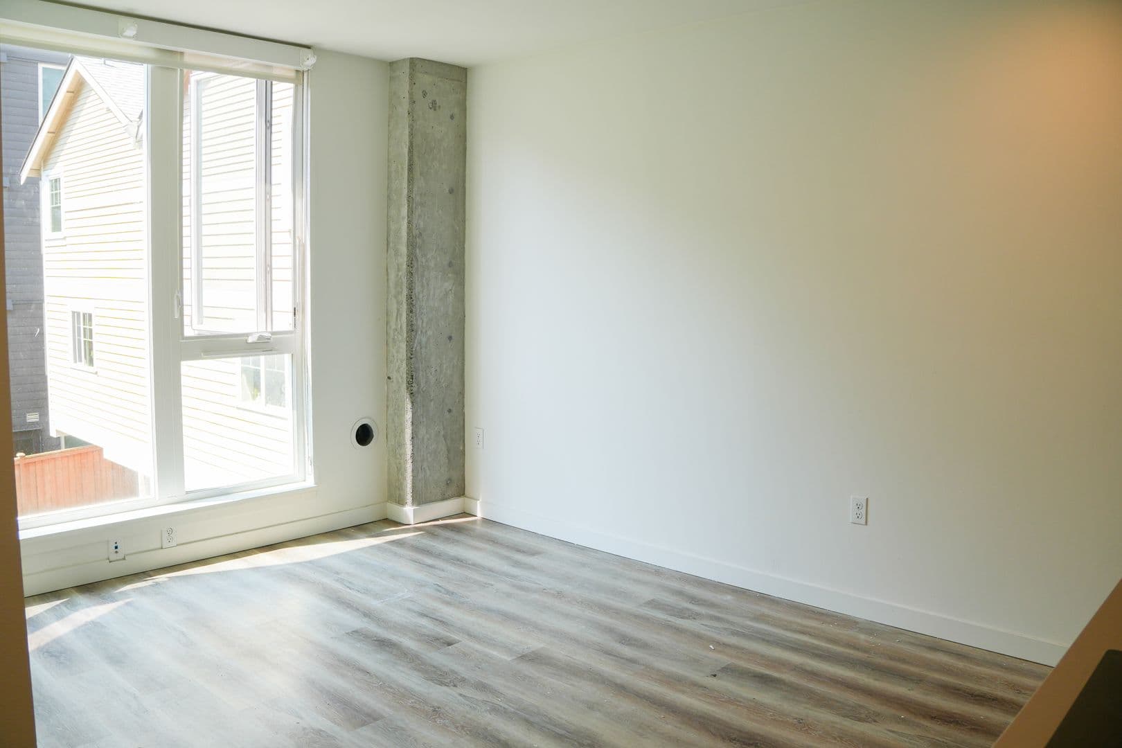 Seattle Apartment: 838 NE 66th St