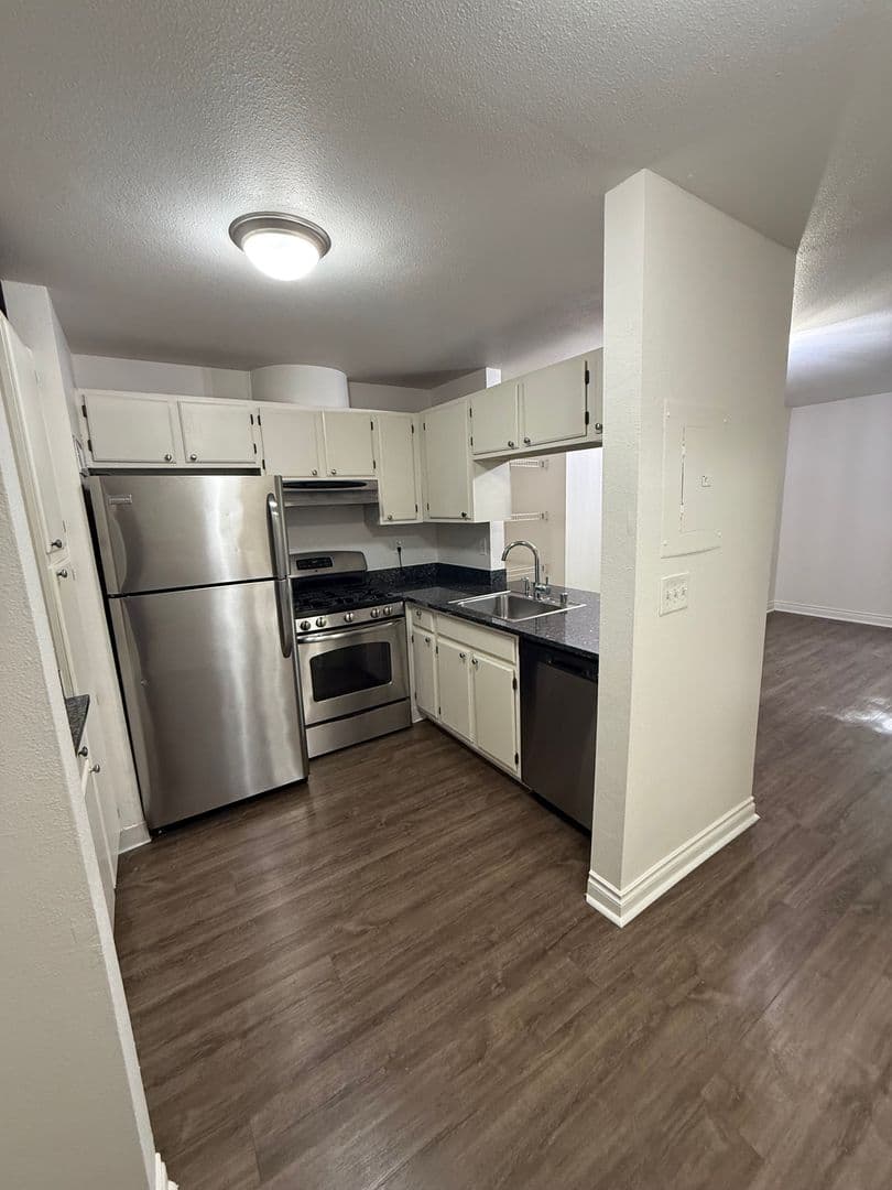 Seattle Apartment: 2425 Harbor Ave SW