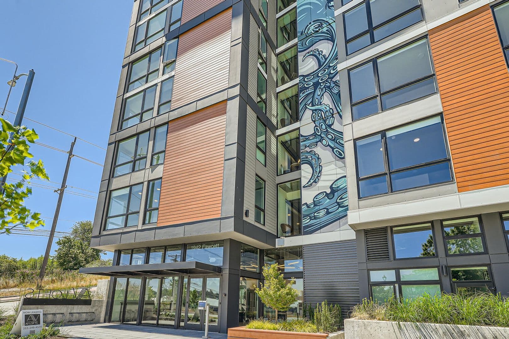 Tacoma Apartment: 1942 Fawcett Ave