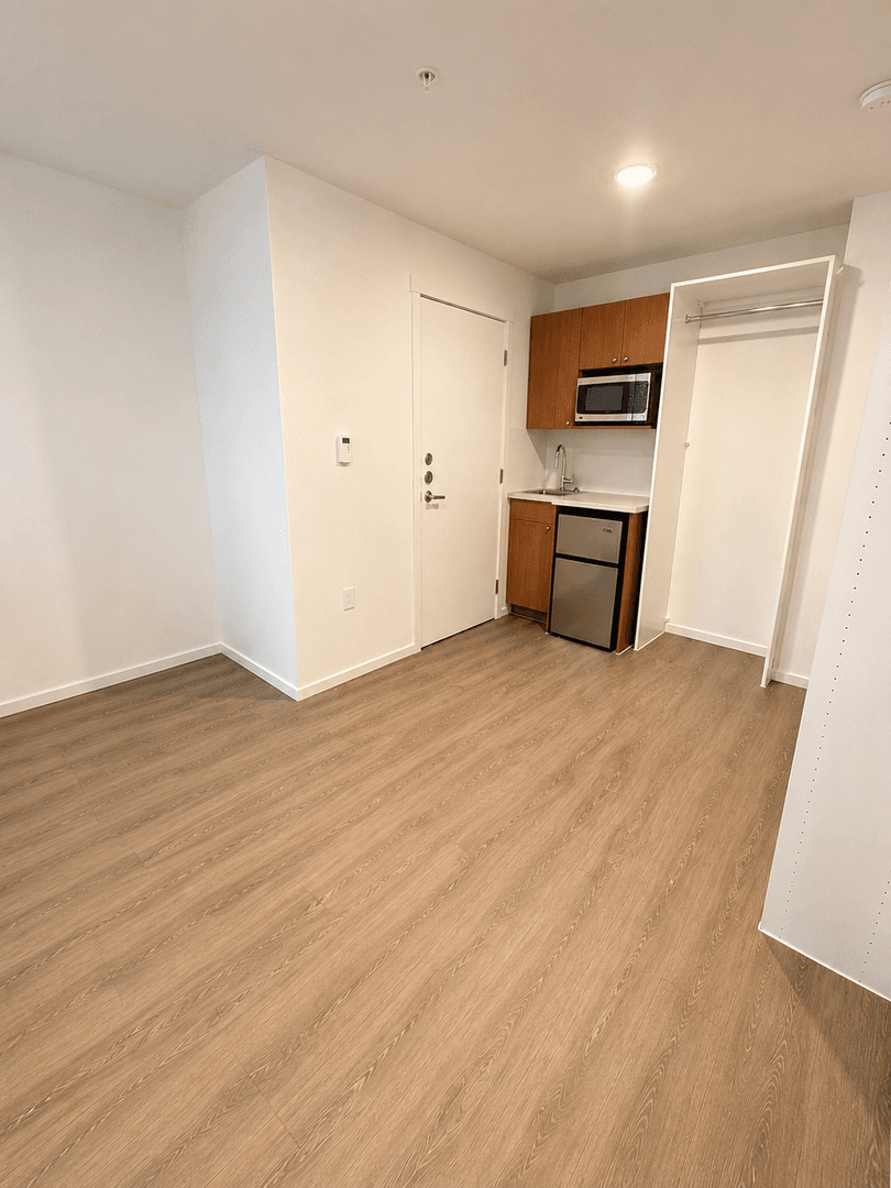 Kirkland Apartment: 450 Central Way