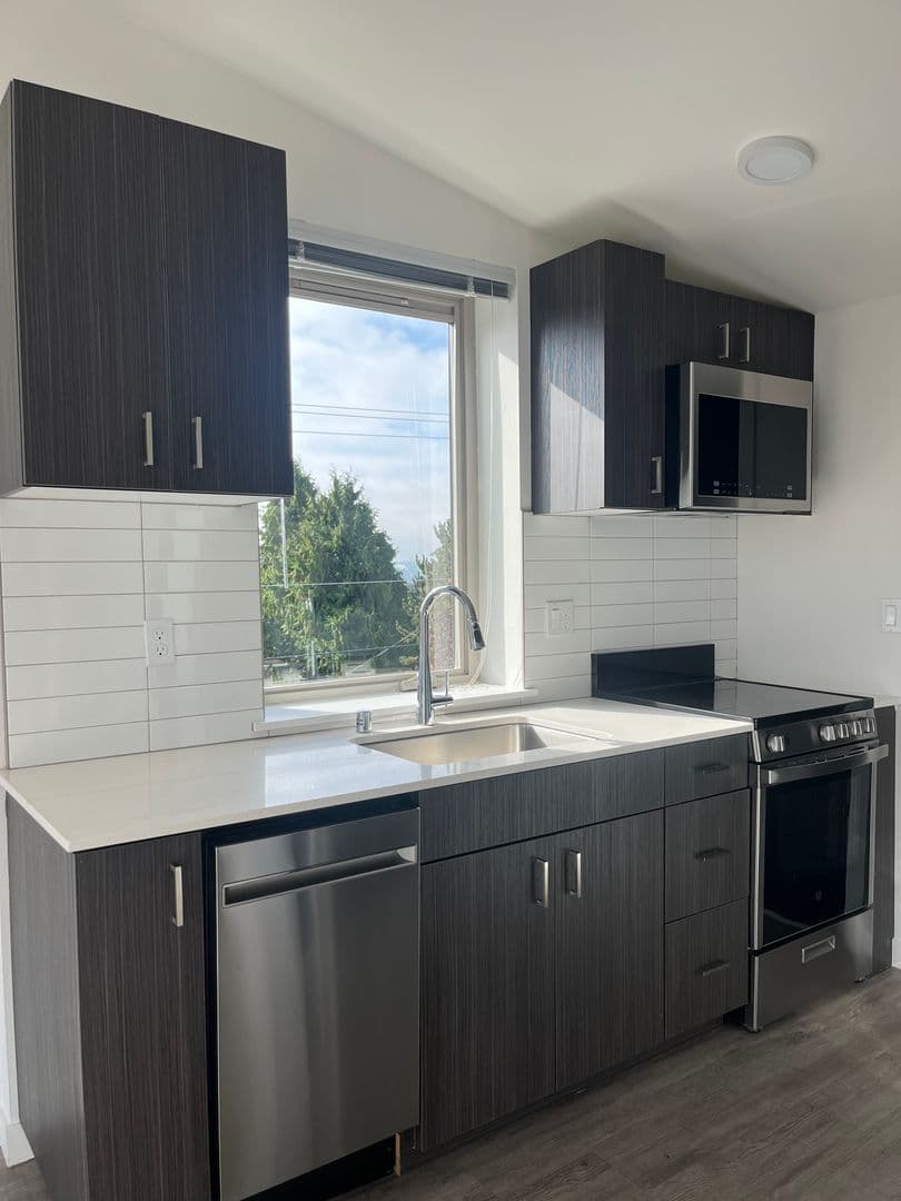 Seattle Apartment: 207 18th Ave