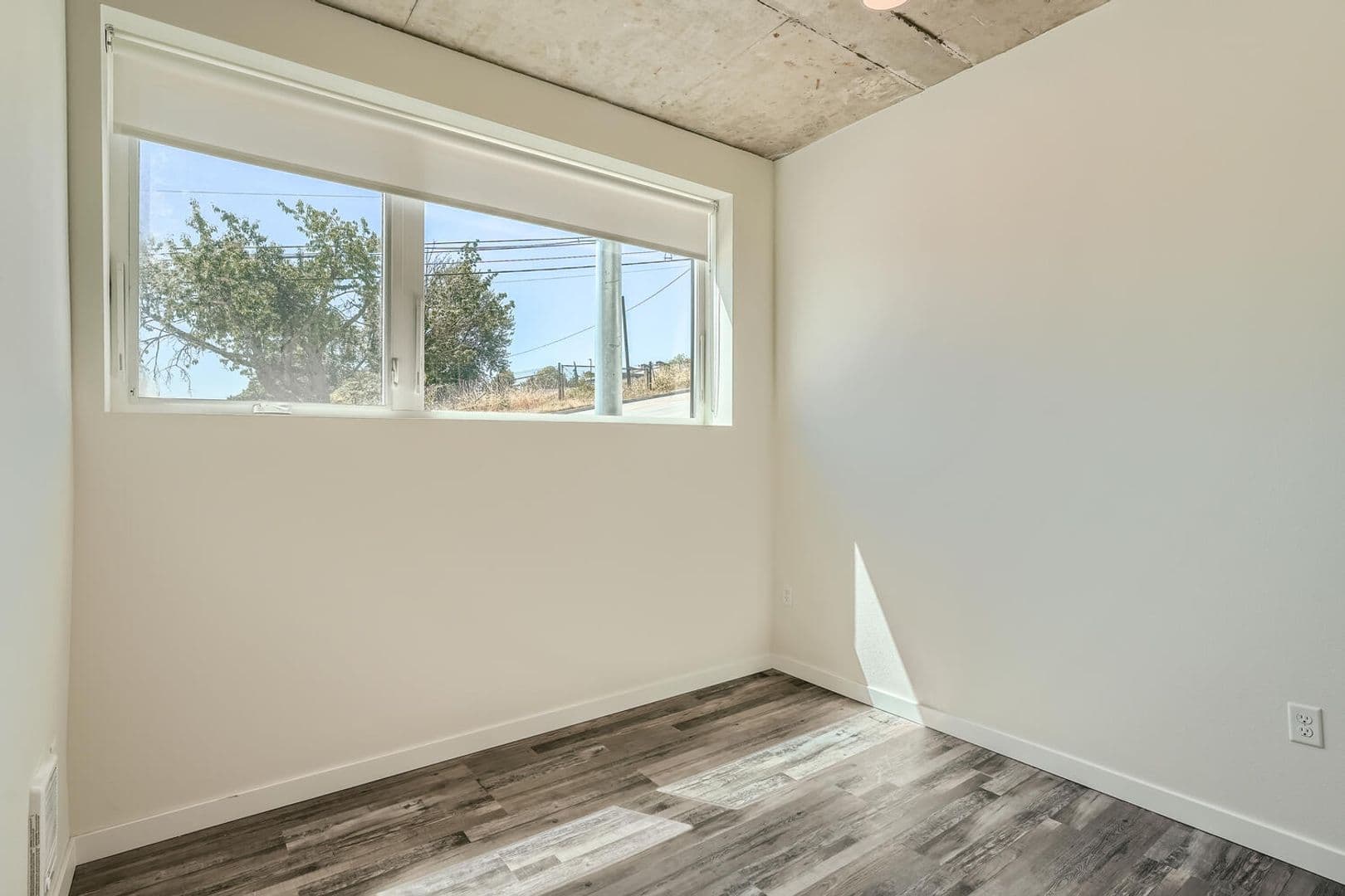 Tacoma Apartment: 1942 Fawcett Ave