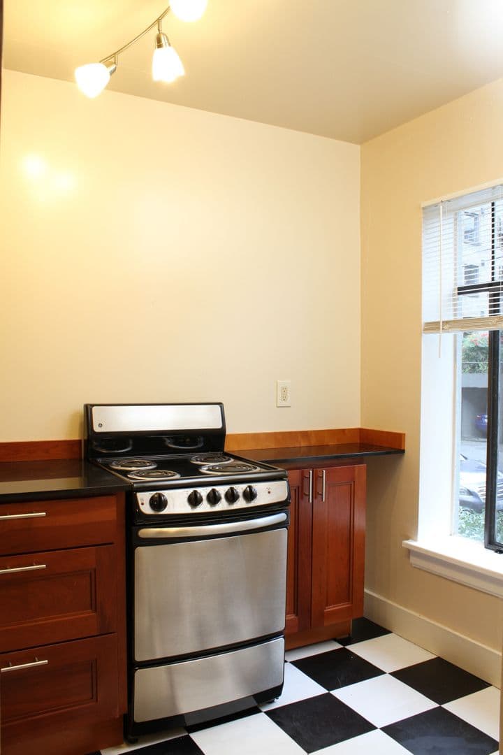Seattle Apartment: 505 Boylston Ave E