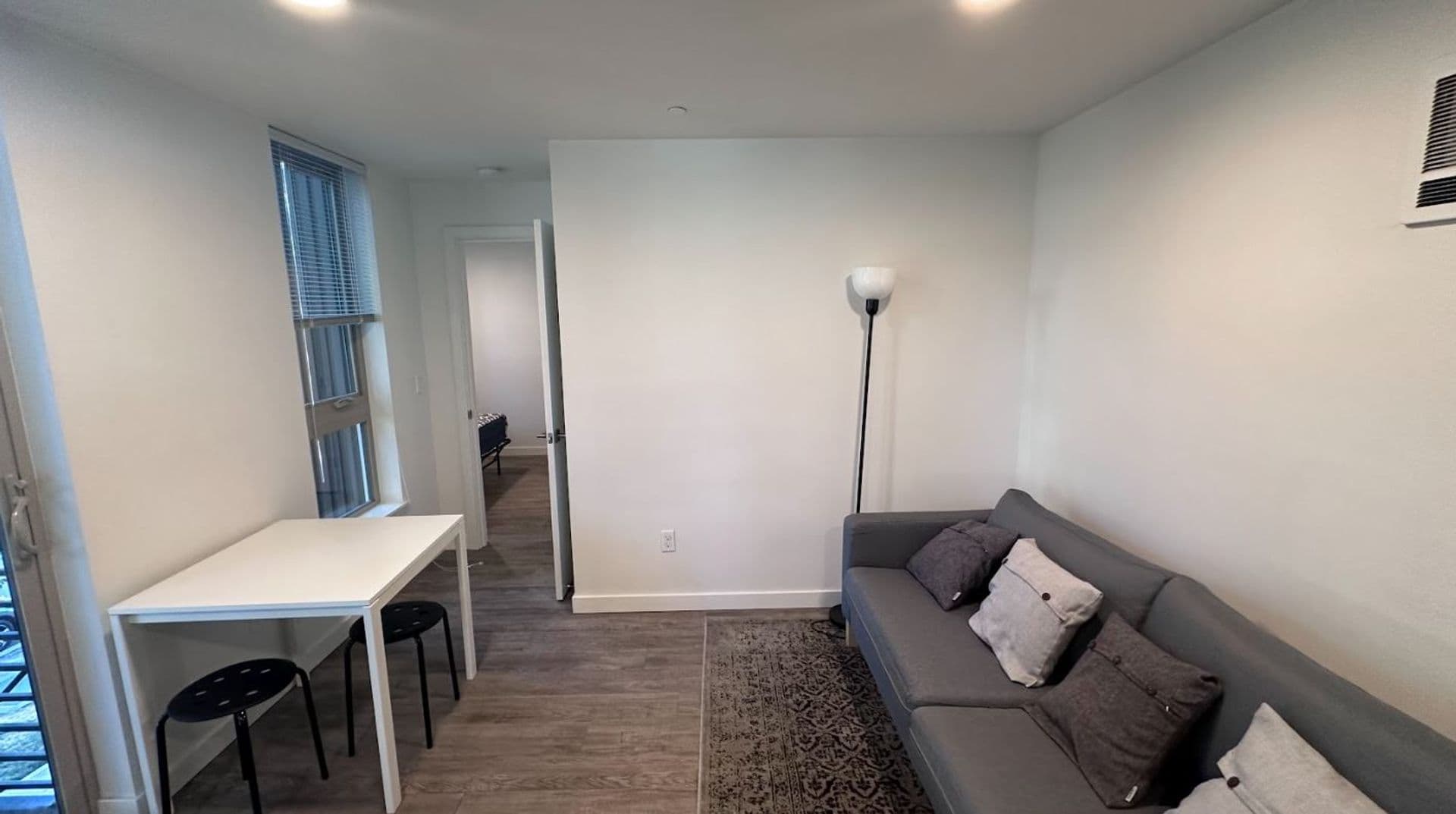 Seattle Apartment: 207 18th Ave