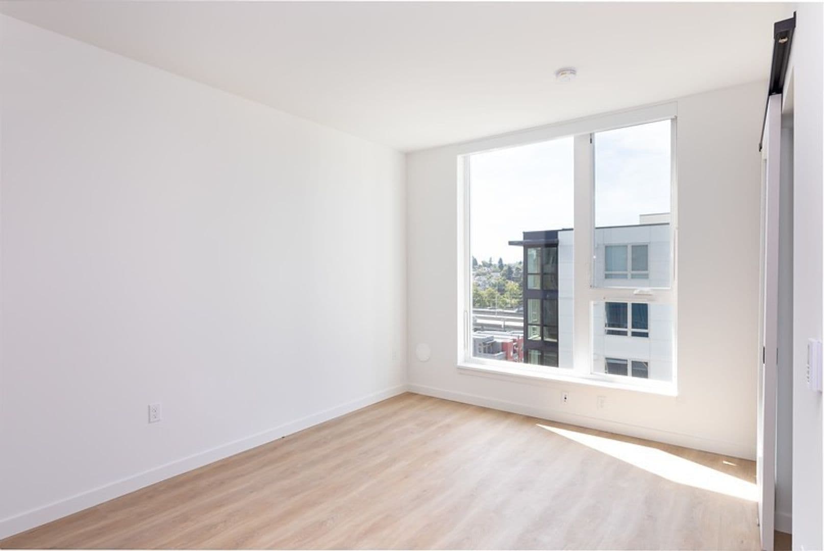 Seattle Apartment: 838 NE 66th St