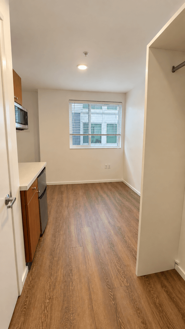 Kirkland Apartment: 450 Central Way