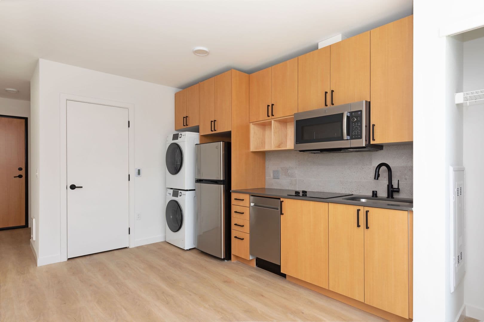 Seattle Apartment: 802 5th Ave N