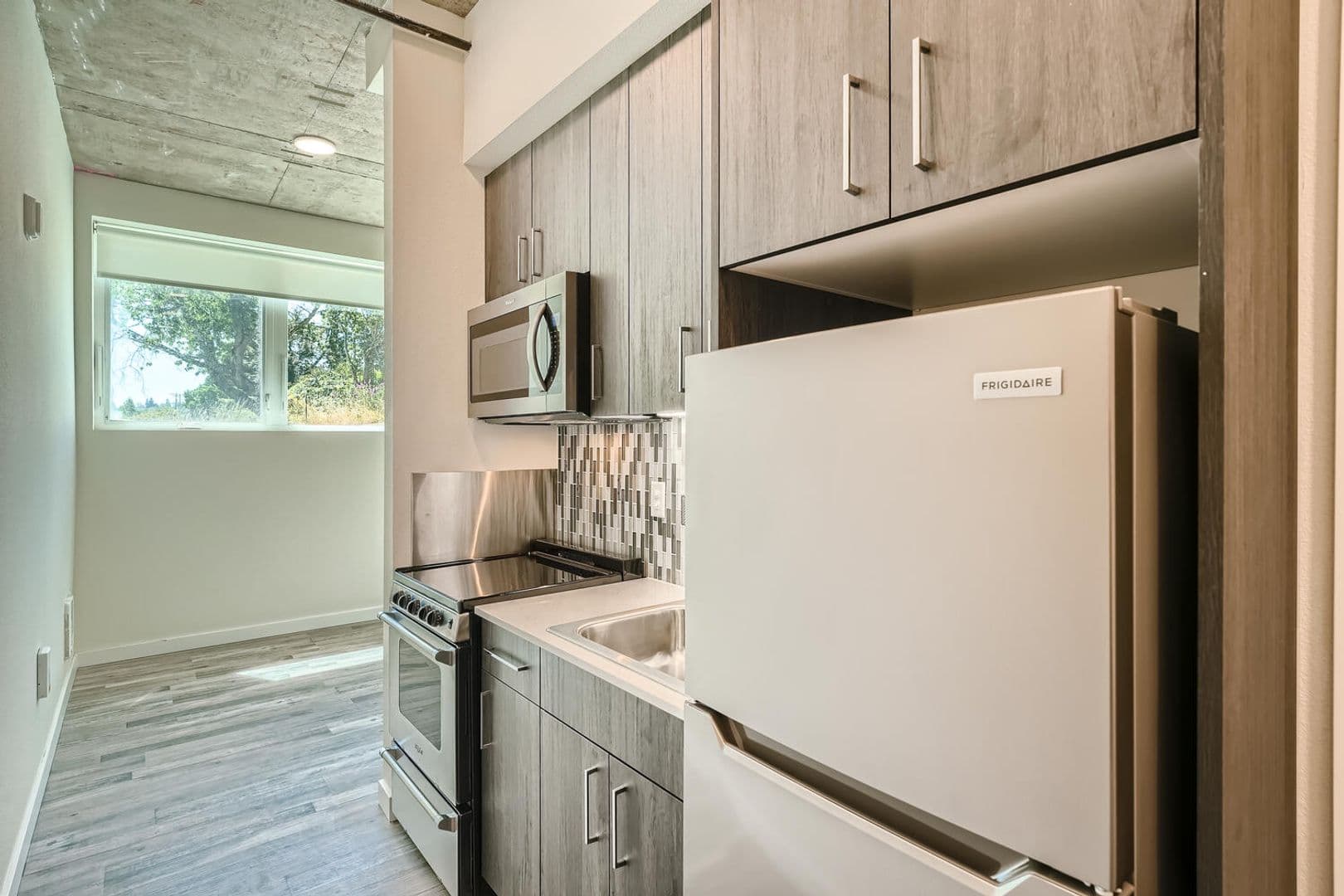 Tacoma Apartment: 1942 Fawcett Ave