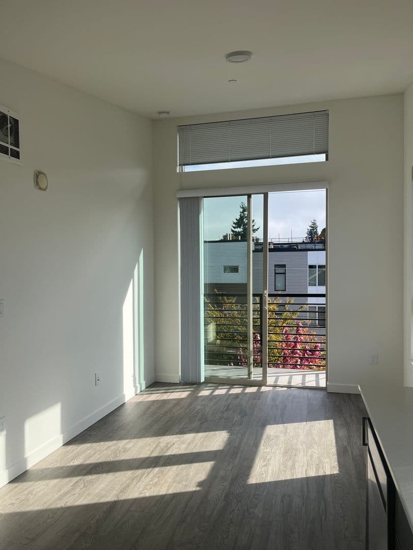 Seattle Apartment: 207 18th Ave