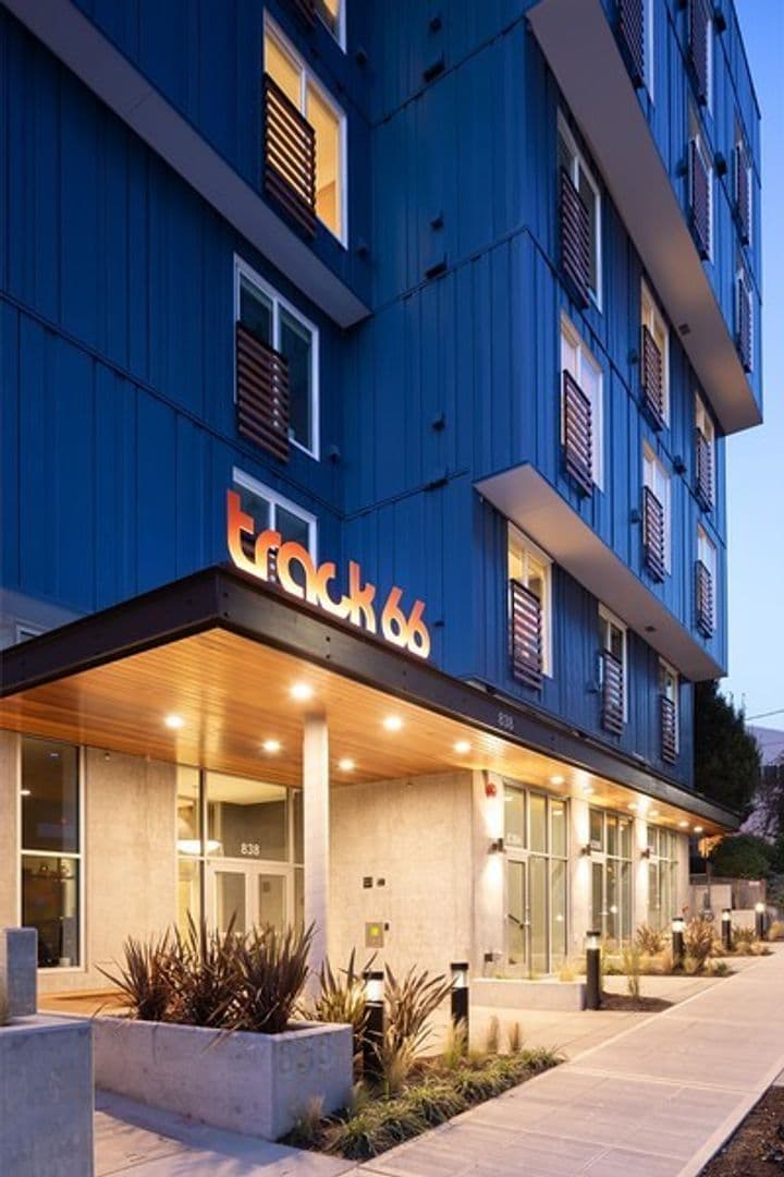 Seattle Apartment: 838 NE 66th St