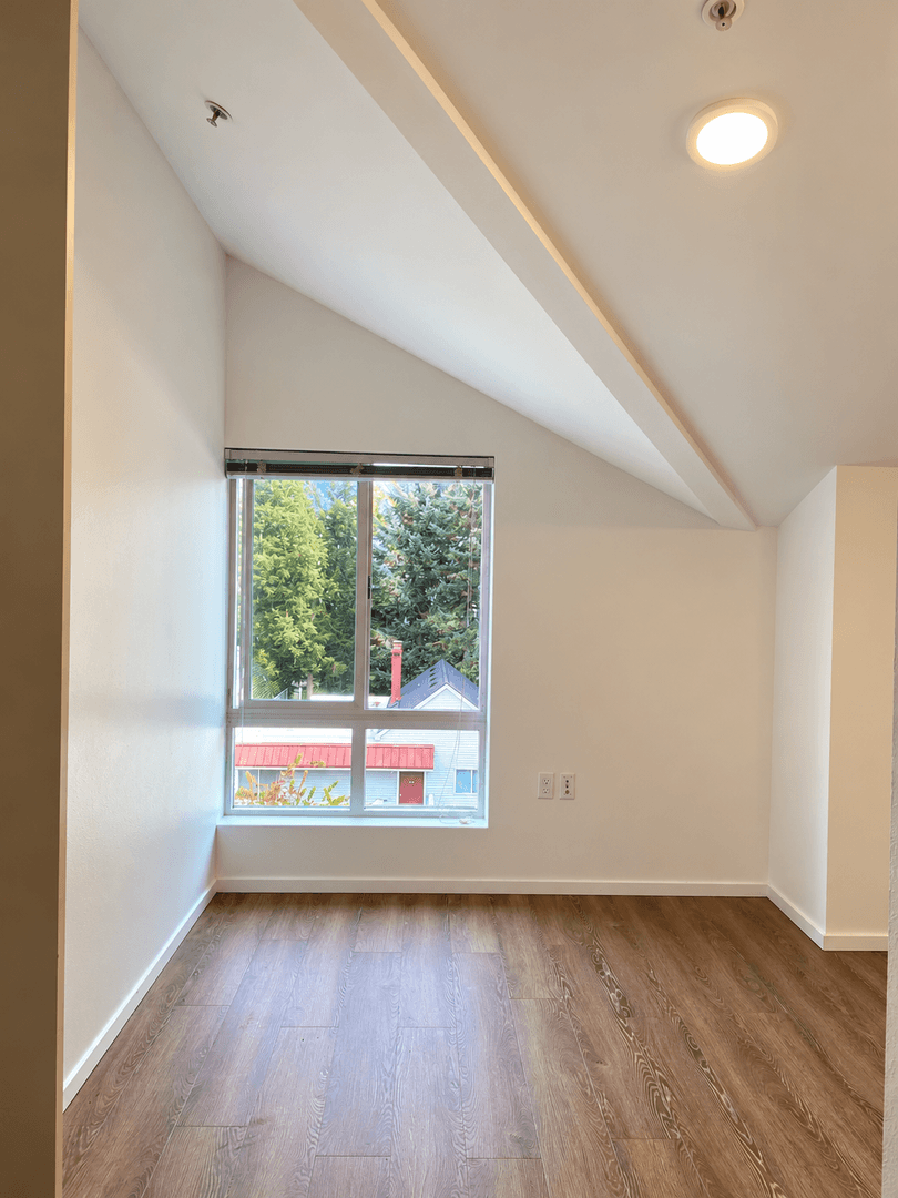 Kirkland Apartment: 450 Central Way