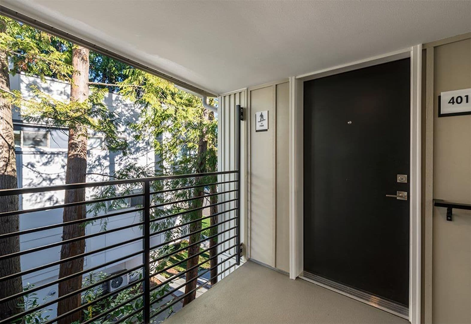 Seattle Apartment: 207 18th Ave