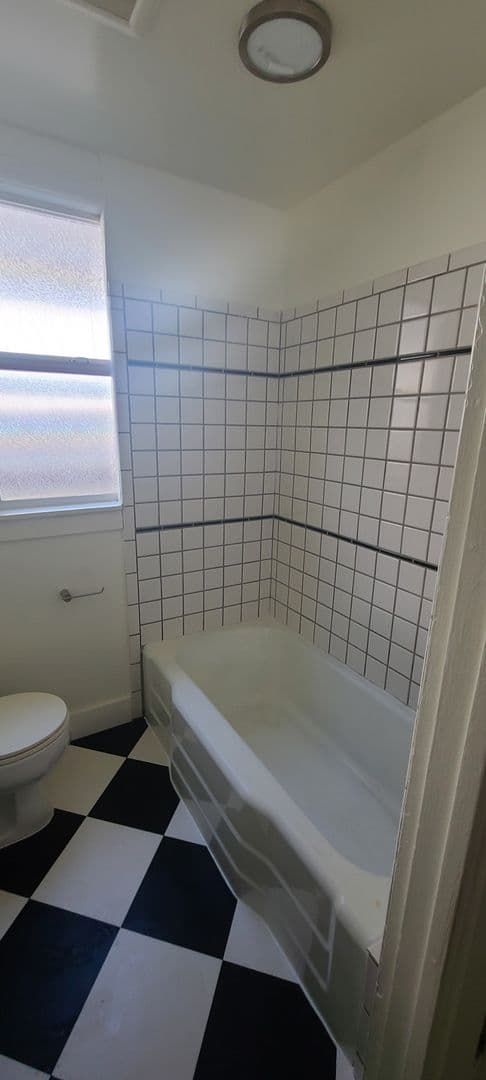 Seattle Apartment: 940 24th Ave