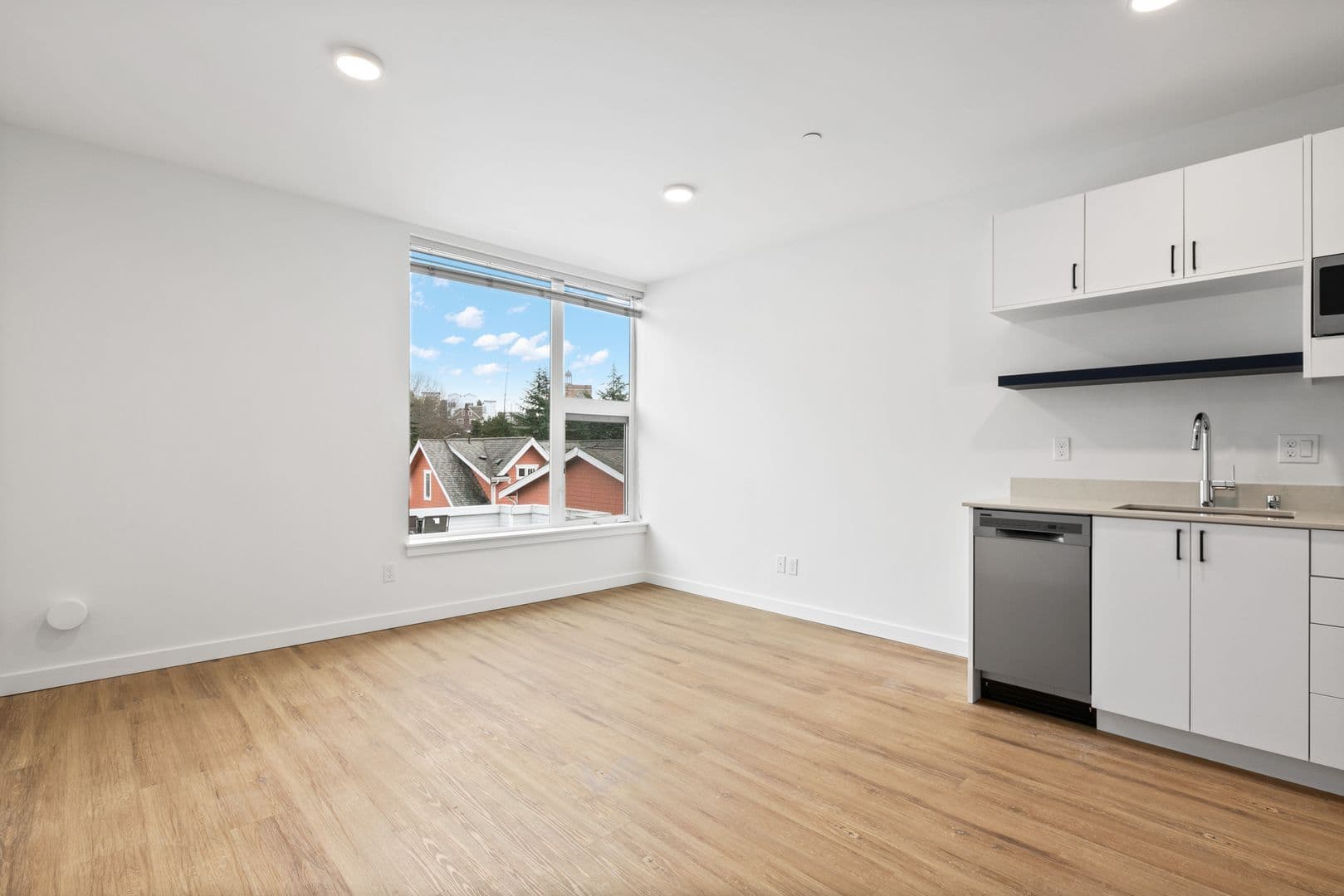 Seattle Apartment: 6820 Oswego Pl NE