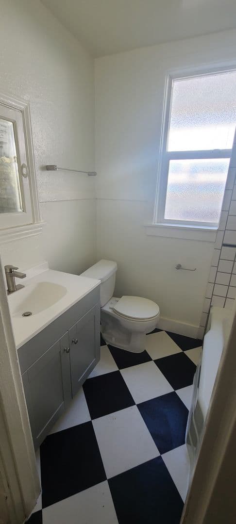 Seattle Apartment: 940 24th Ave