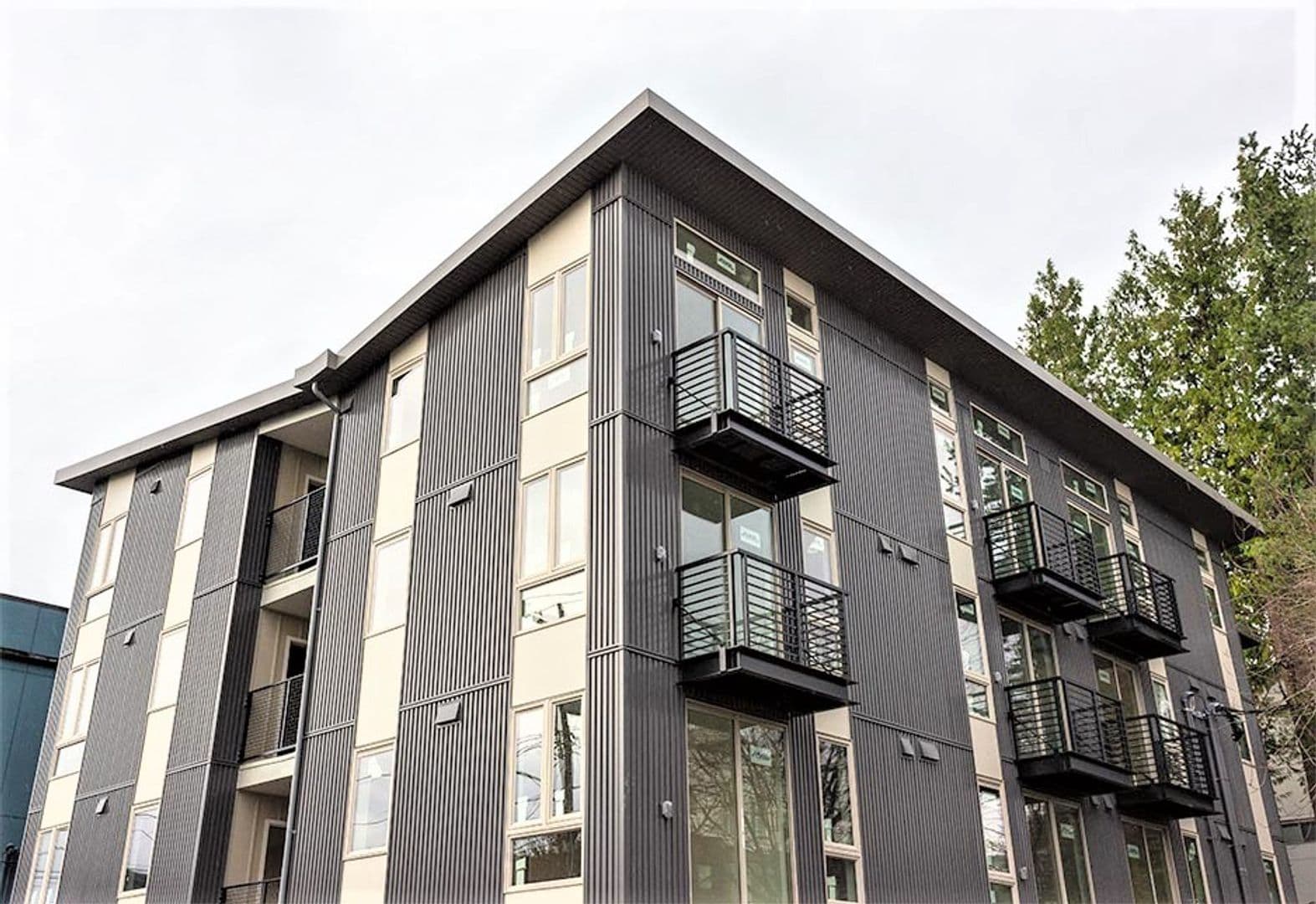 Seattle Apartment: 207 18th Ave