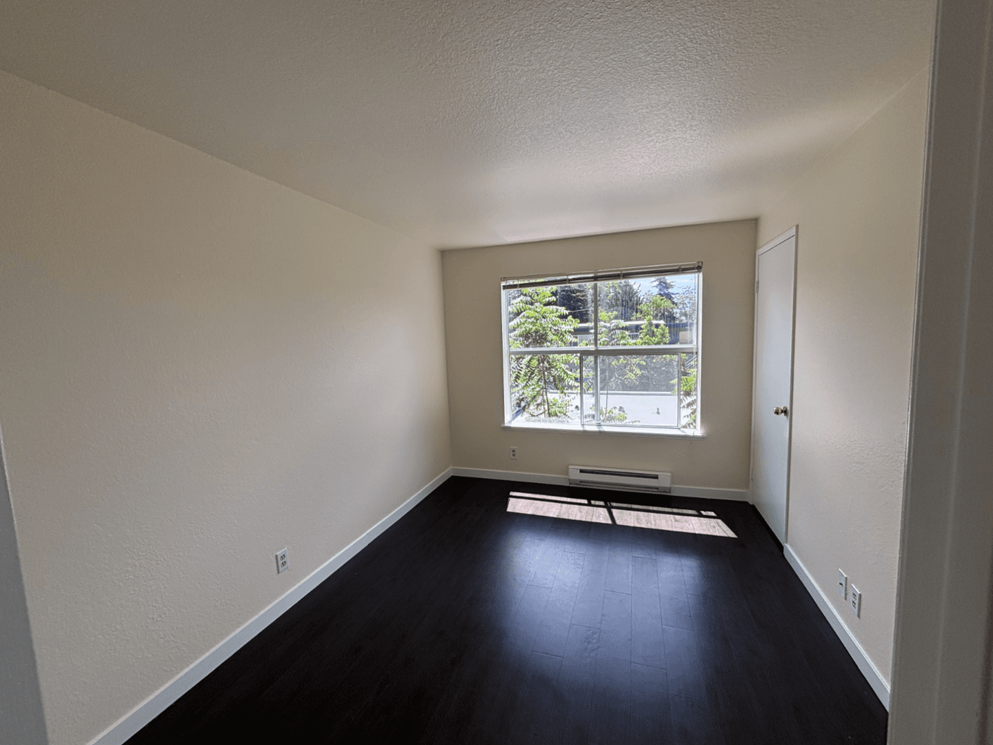 Seattle Apartment: 3425 14th Ave W