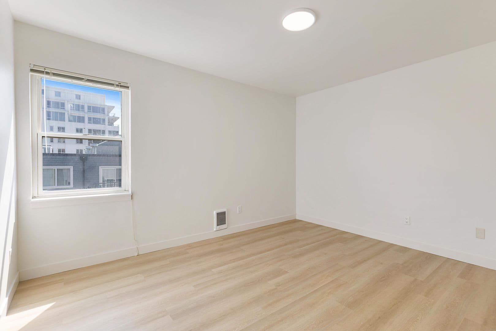Seattle Apartment: 620 5th Ave W