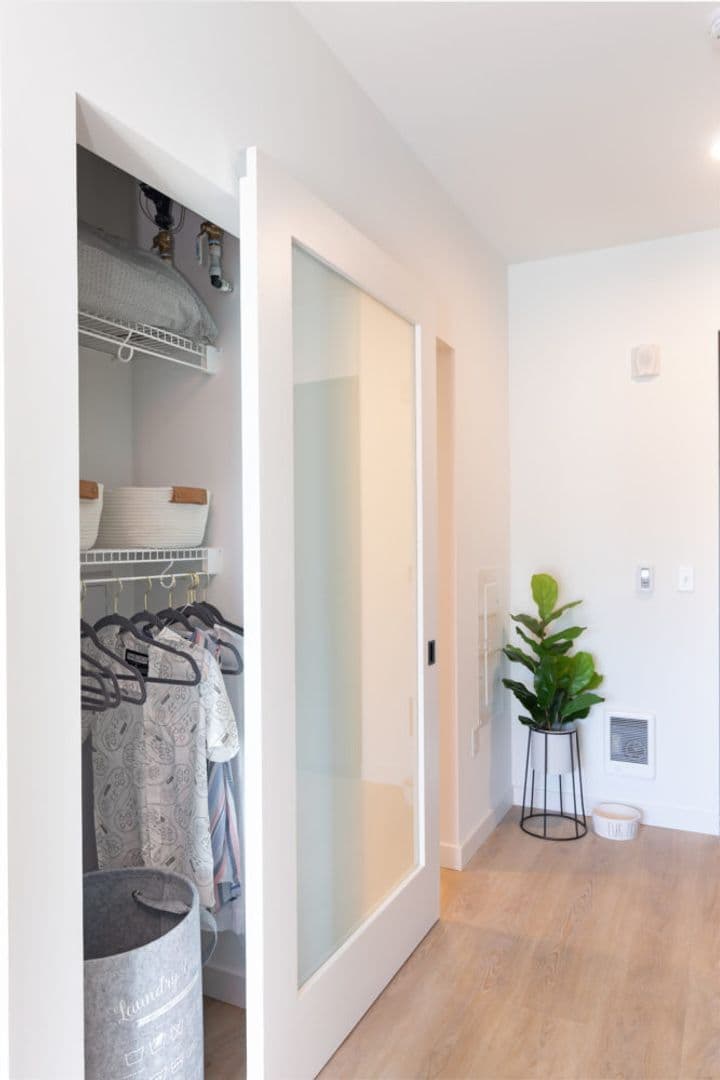 Seattle Apartment: 838 NE 66th St