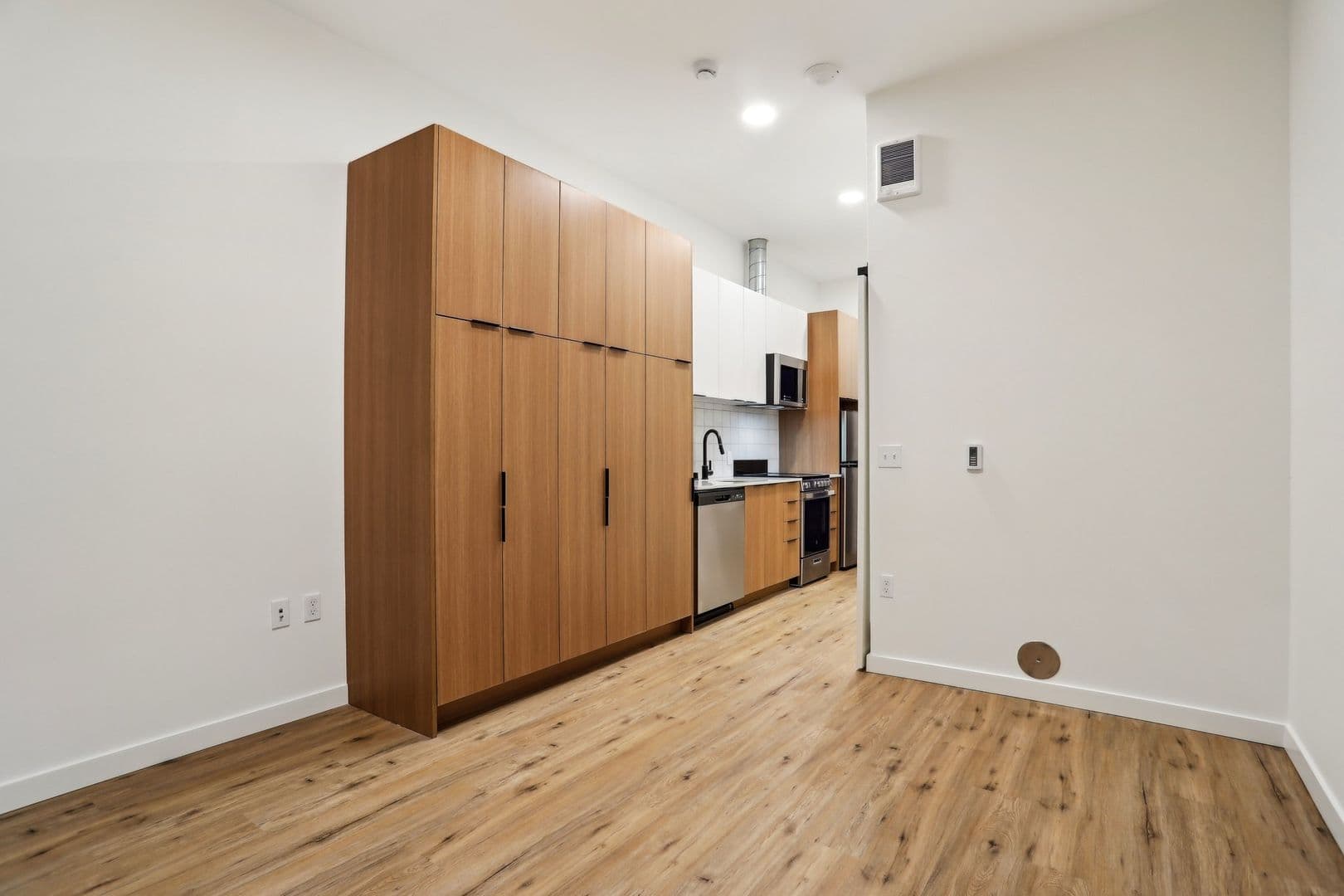 Seattle Apartment: 1140 NW Market St