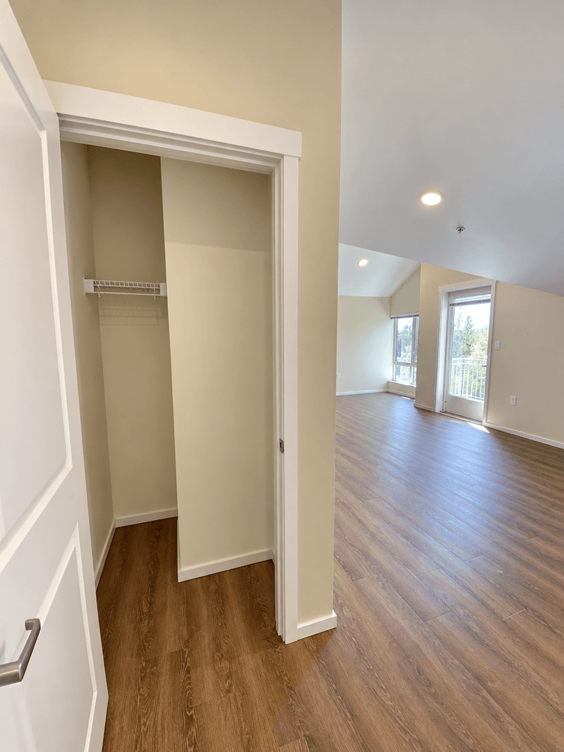 Kirkland Apartment: 450 Central Way