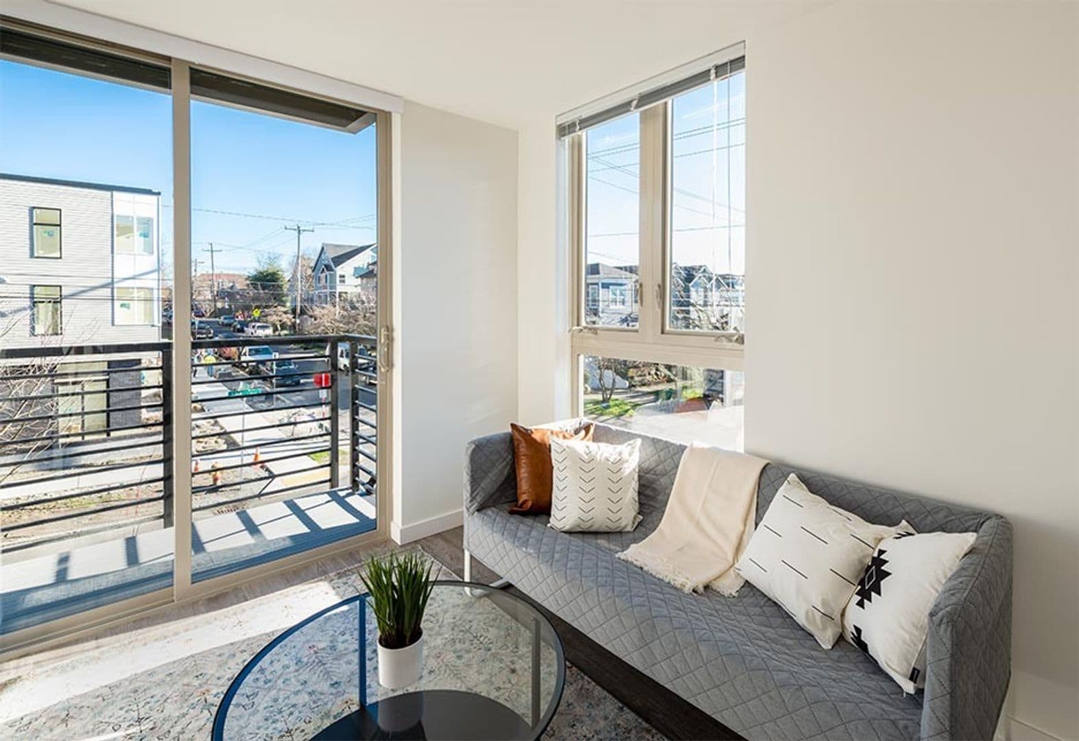 Seattle Apartment: 207 18th Ave