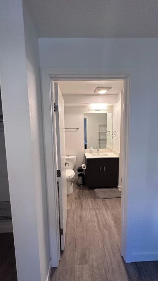 Seattle Apartment: 207 18th Ave
