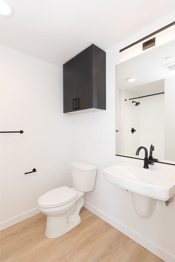 Seattle Apartment: 838 NE 66th St