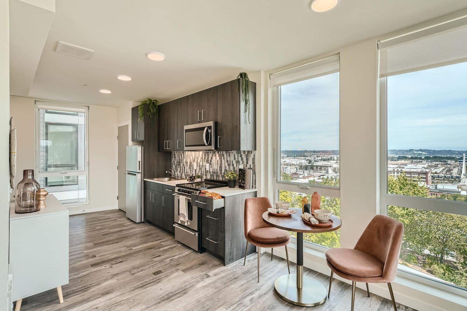 Tacoma Apartment: 1942 Fawcett Ave