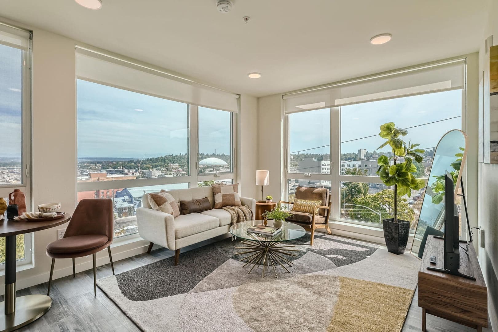 Tacoma Apartment: 1942 Fawcett Ave