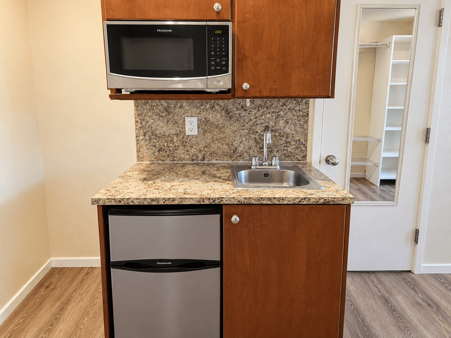 Redmond Apartment: 8525 163rd CT NE